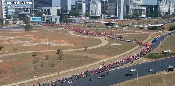 Fernando Brito: 'Volto a quem importa, aos que desfilam sua pobreza e sua esperança diante dos palácios dos senhores bem-postos, que não saem à rua numa cidade sem esquina e cheias de garagens privativas, nos subsolos'